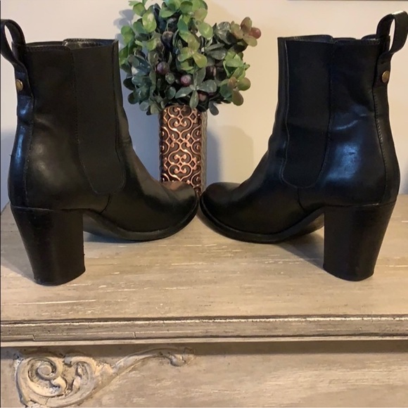 Authentic Burberry  Blk Leather Ankle Boot - Picture 6 of 8